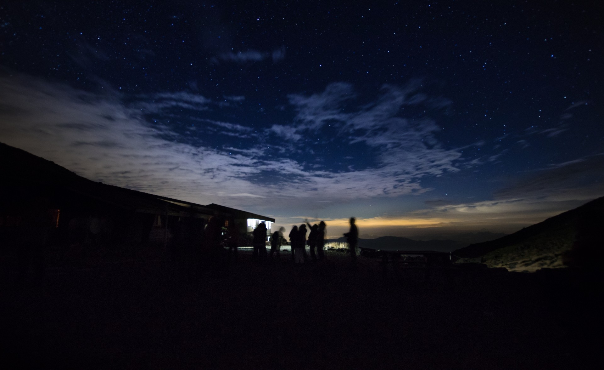 夜空を見上げる